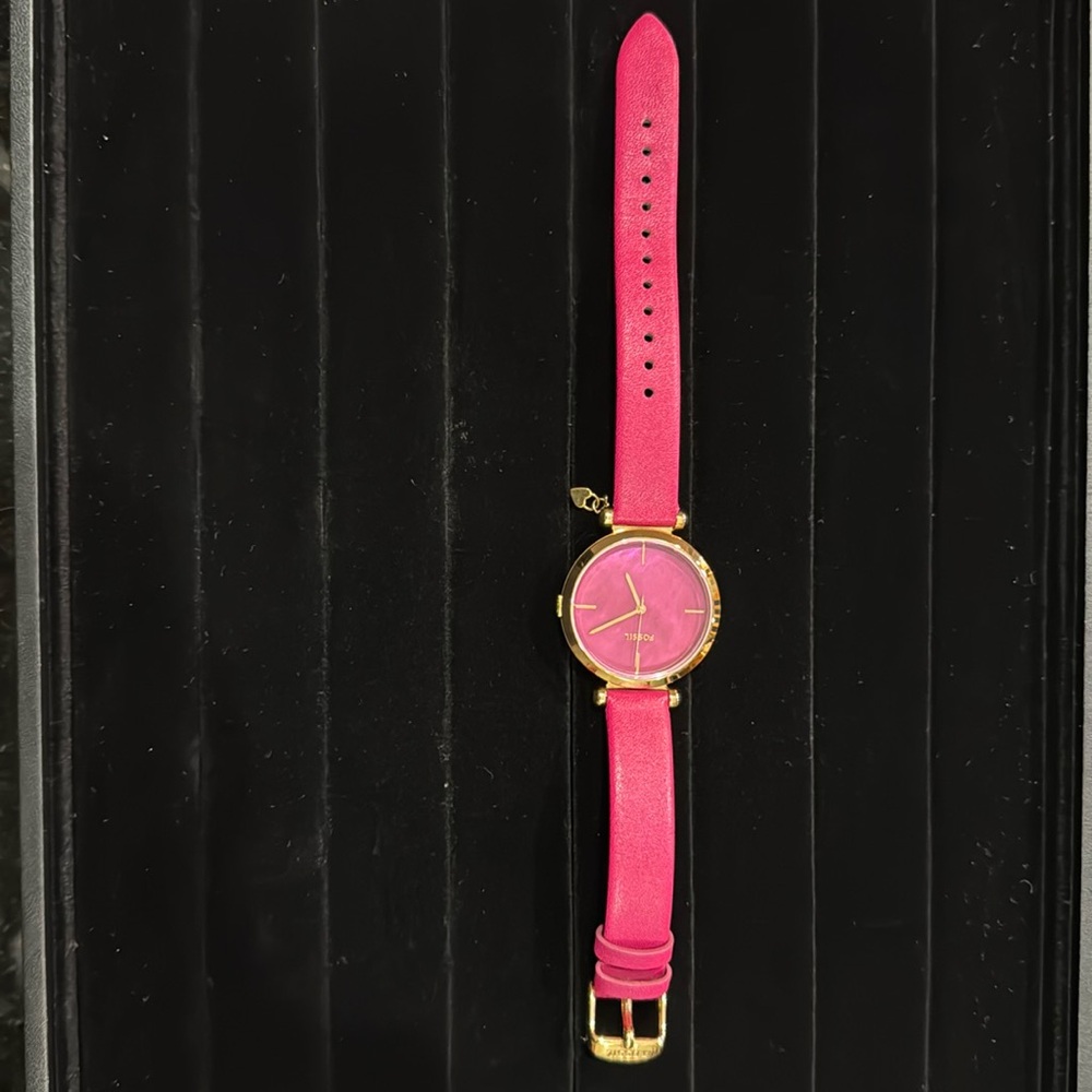 Women’s Hot Pink fossil watch great conditions no scratches